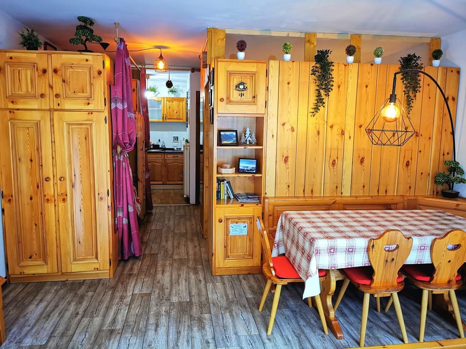 Day, Living room, Dining area