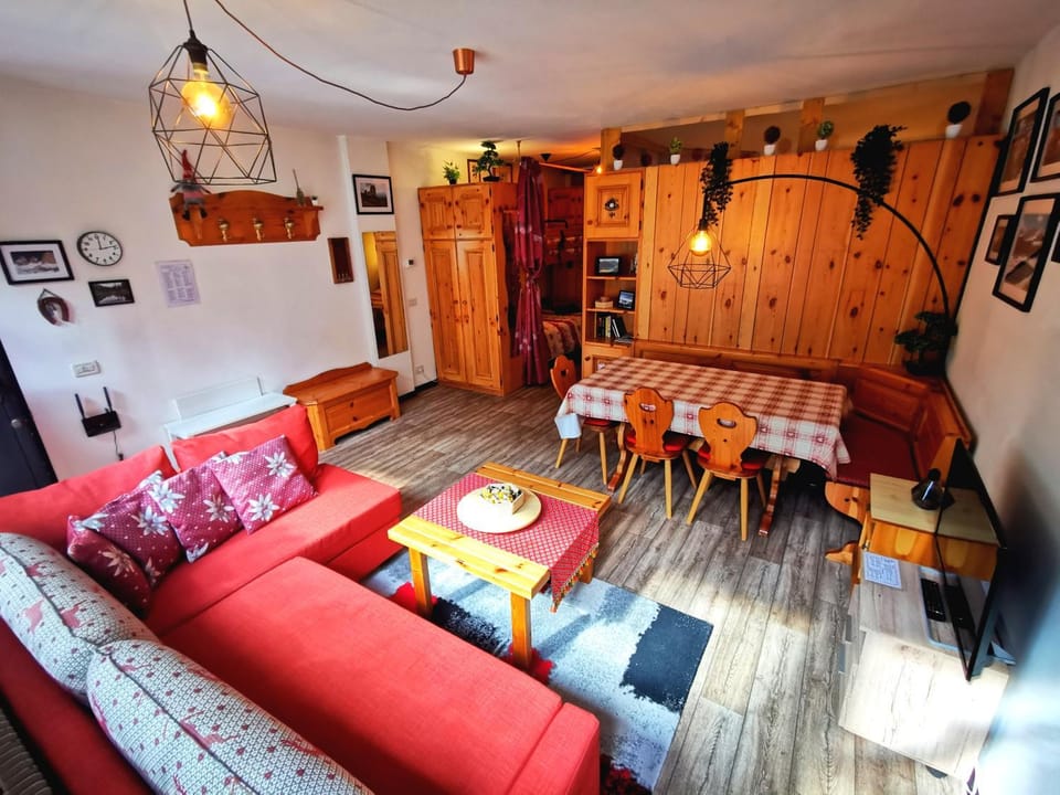 Day, Living room, Dining area