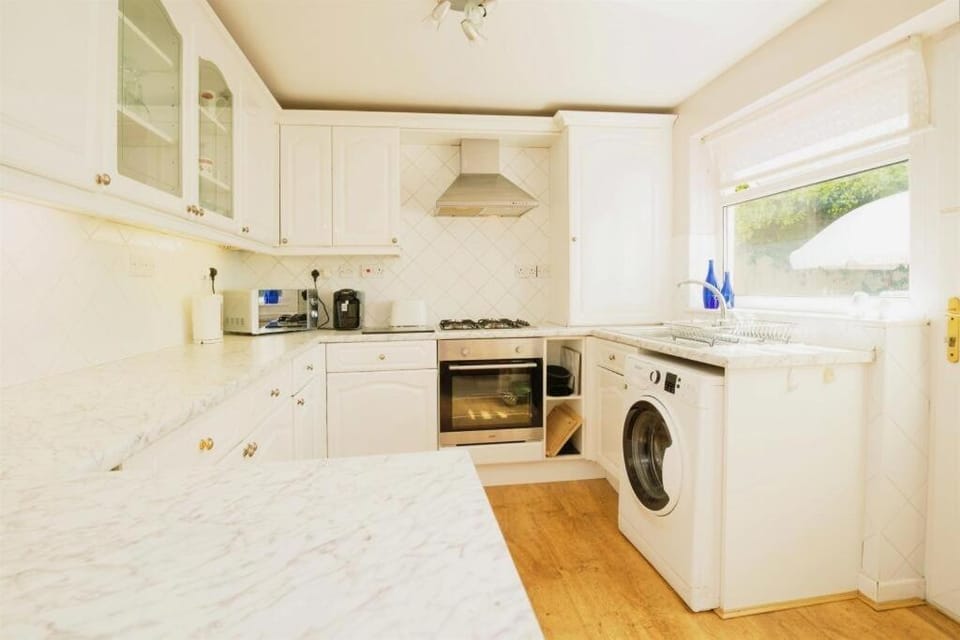 Stylish apartment - 2 min walk from Ogmore by sea beach with private garden, sea views & stunning sunsets, dog friendly Apartment in Wales