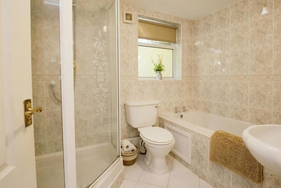 Stylish apartment - 2 min walk from Ogmore by sea beach with private garden, sea views & stunning sunsets, dog friendly Apartment in Wales