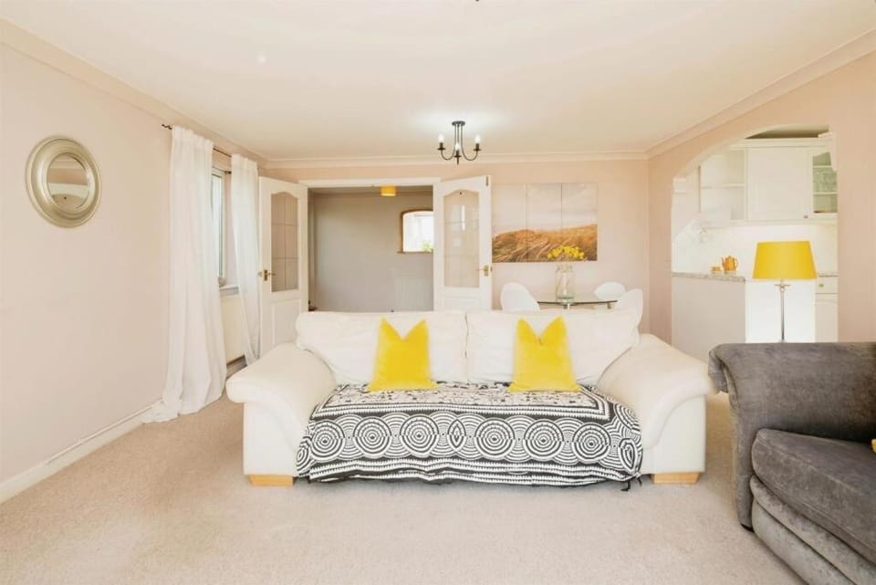 Stylish apartment - 2 min walk from Ogmore by sea beach with private garden, sea views & stunning sunsets, dog friendly Apartment in Wales