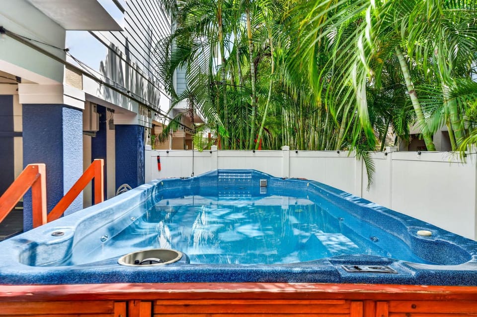 Tropical Treasure Beach Villa House in North Redington Beach