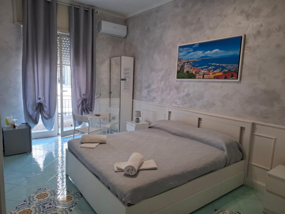 Bed, Photo of the whole room, Bedroom, locker, towels, air conditioner