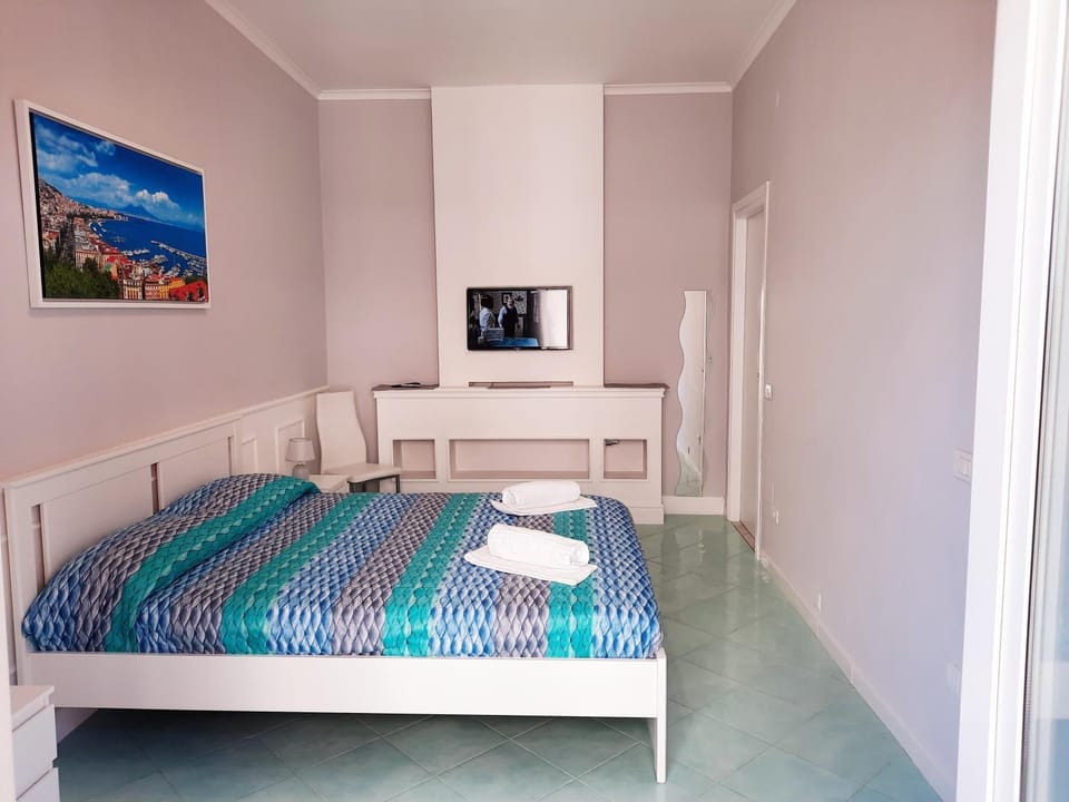 Bed, TV and multimedia, Photo of the whole room, Bedroom, towels