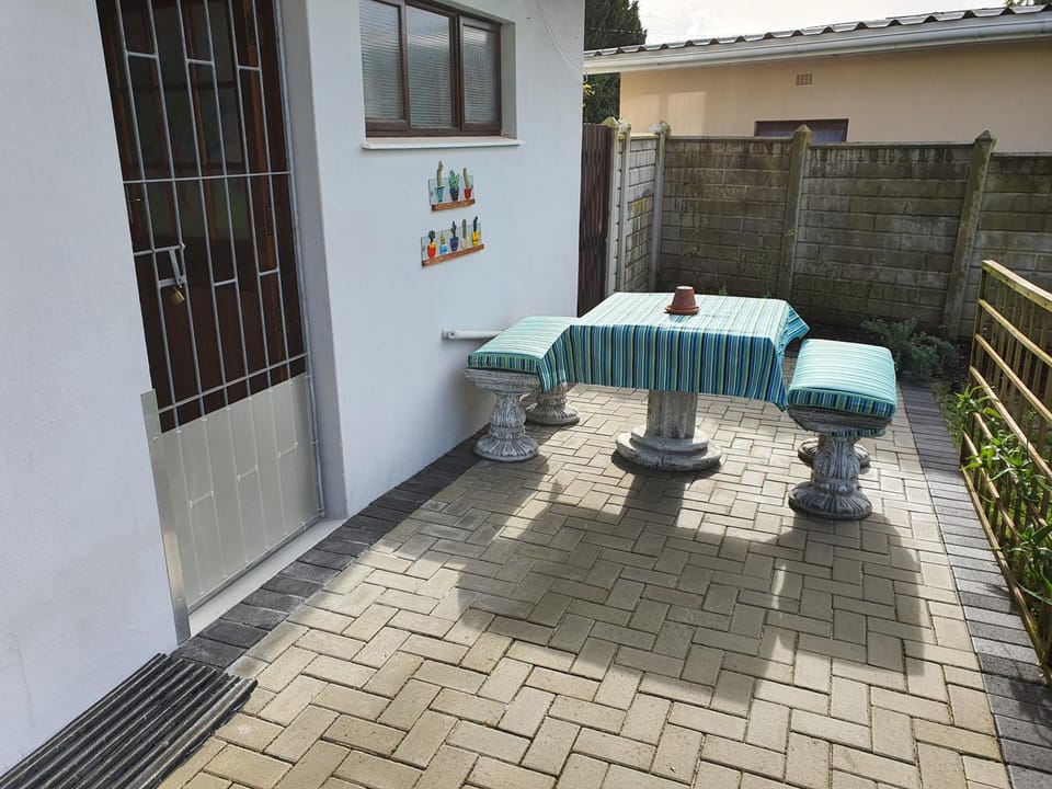 Patio, Facade/entrance
