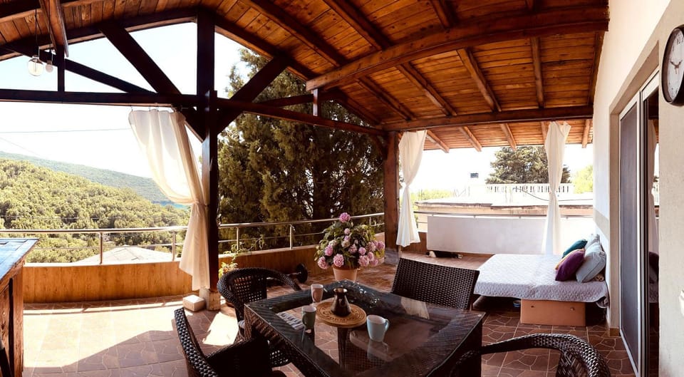 Day, Natural landscape, Balcony/Terrace, Dining area