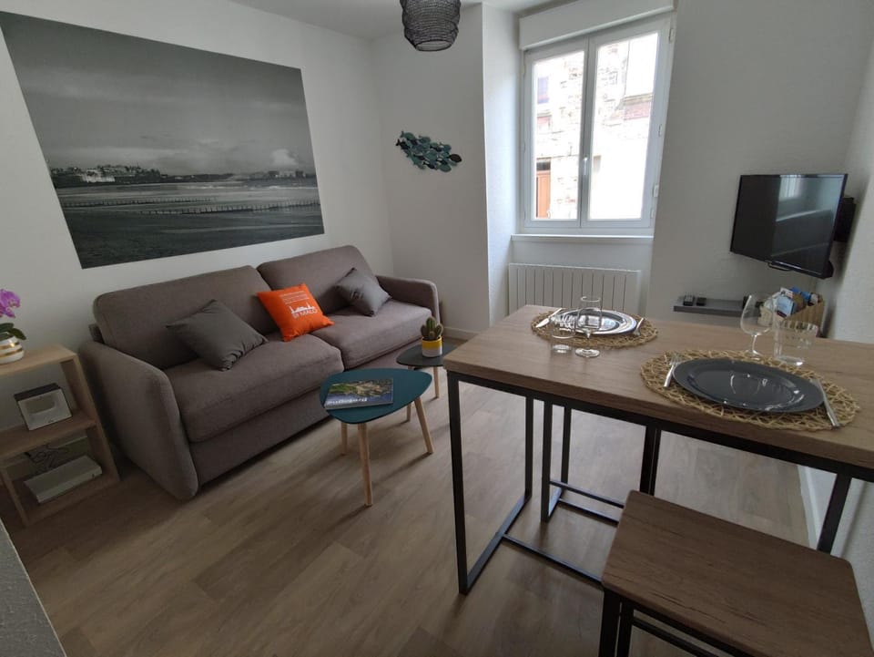 Bed, Living room