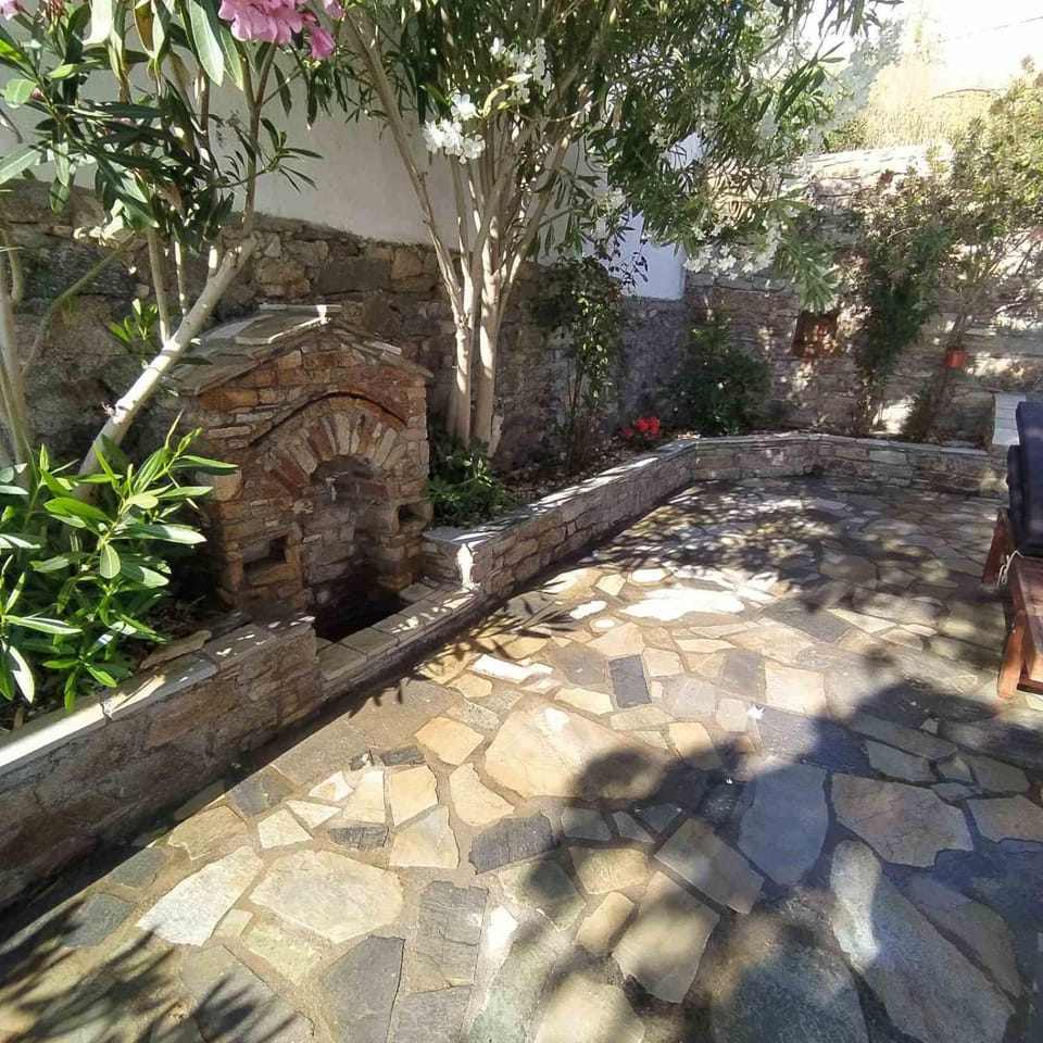 Πέτρινη αυλή, Αρμενιστης Ικαρια House in Icaria