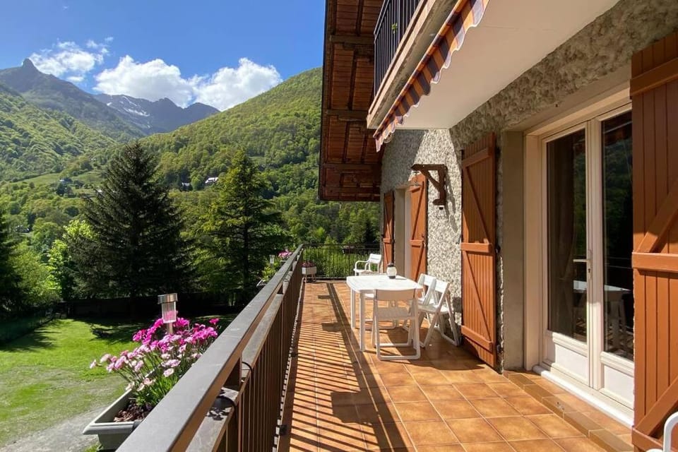 Vaste T4 115m2. Balcon. Vue. Suite. Jardin et jeux Apartment in Cauterets