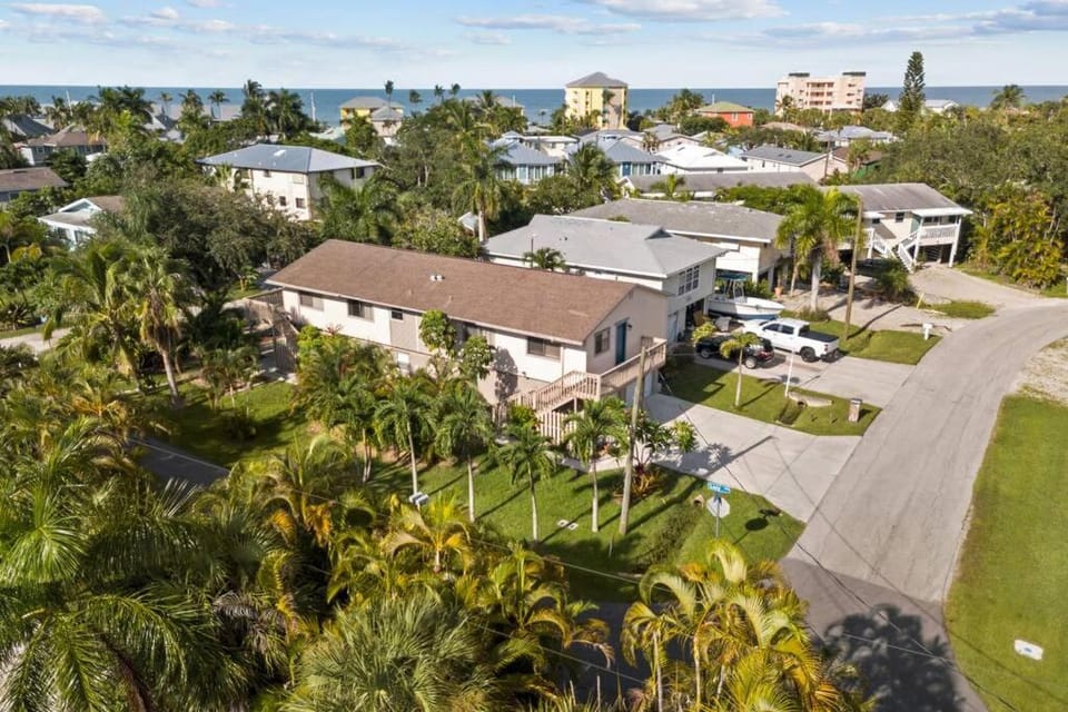 Neighbourhood, Bird's eye view, Street view