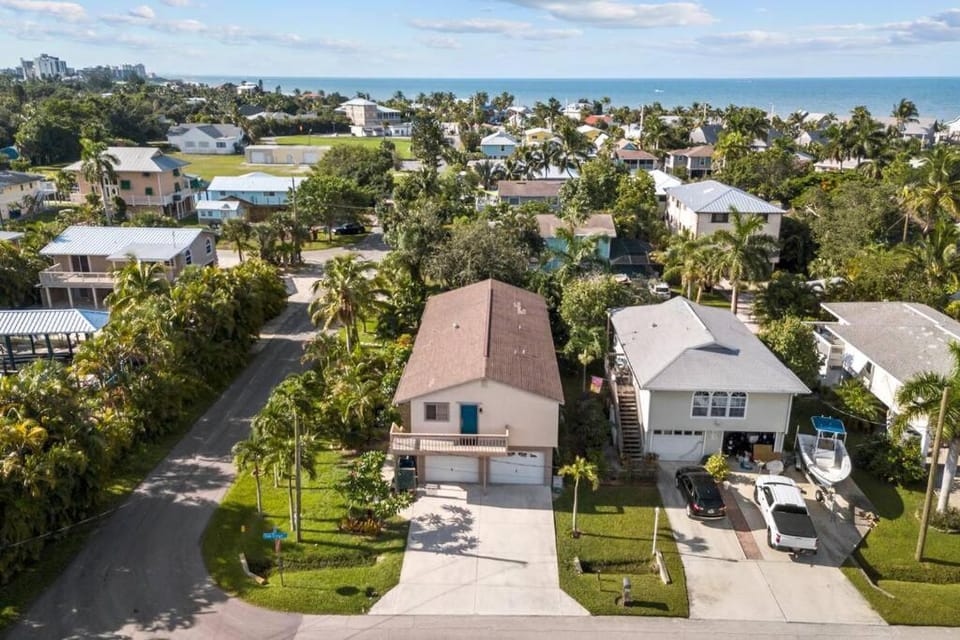 Property building, Neighbourhood, Bird's eye view, Street view