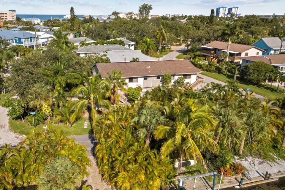 Property building, Neighbourhood, Bird's eye view