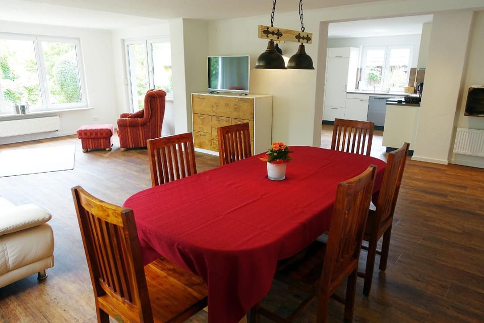TV and multimedia, Living room, Seating area, Dining area