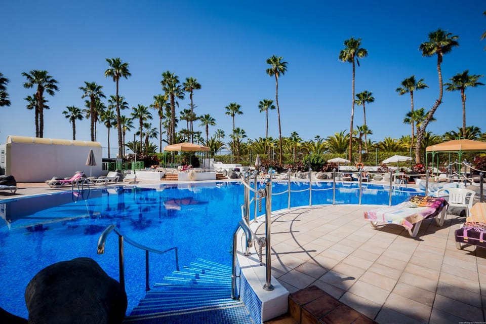 Day, Swimming pool, sunbed