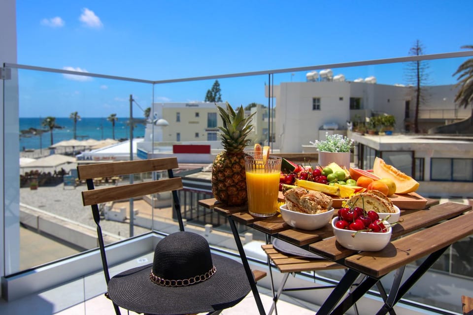 View (from property/room), Balcony/Terrace, Food and drinks, Food, City view, Sea view, Street view