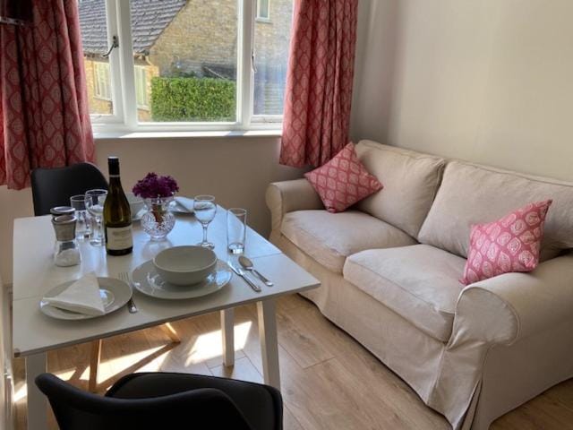 Far Hill Studio Apartment in West Oxfordshire District