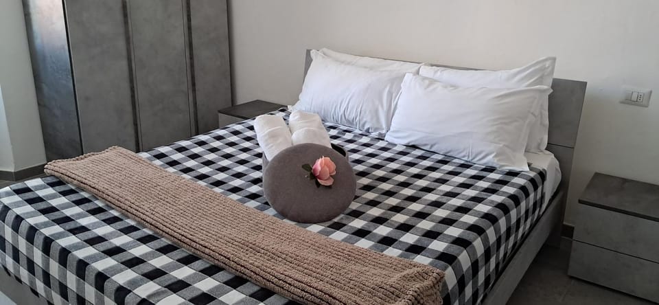 Bed, towels