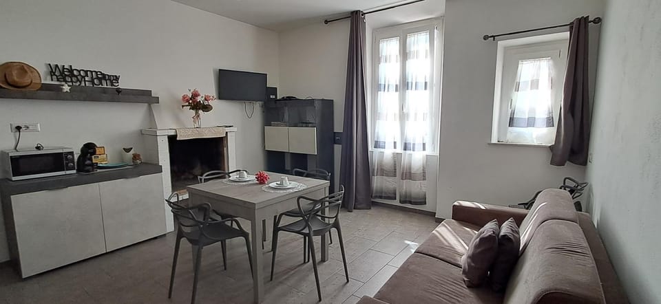 TV and multimedia, Kitchen or kitchenette, Living room, Seating area, Dining area