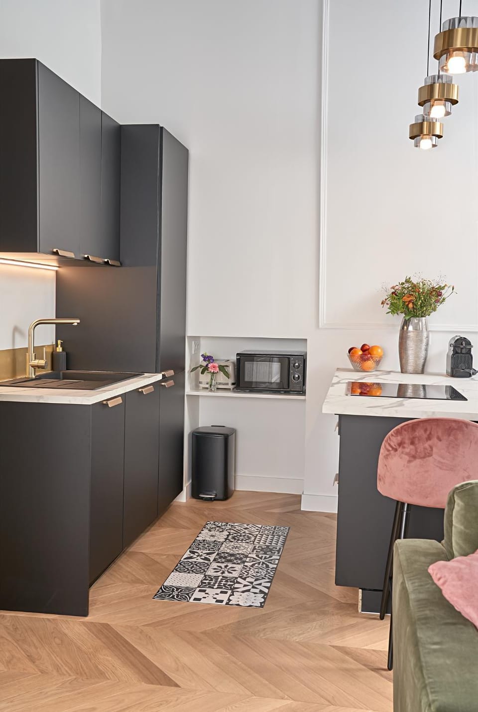 Kitchen or kitchenette, Dining area