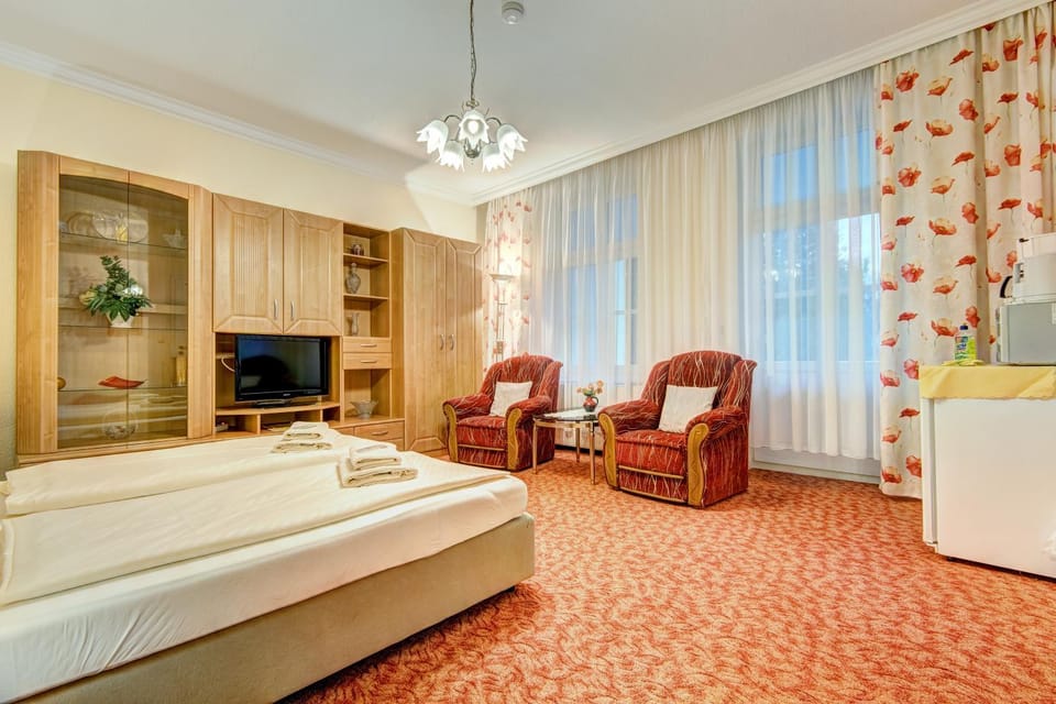 Photo of the whole room, Seating area