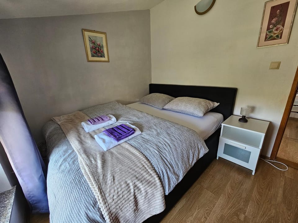 Bed, Bedroom, towels