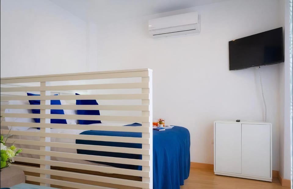 Bed, TV and multimedia, air conditioner