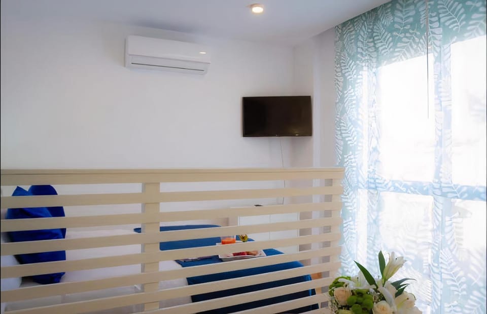 Bed, TV and multimedia, air conditioner