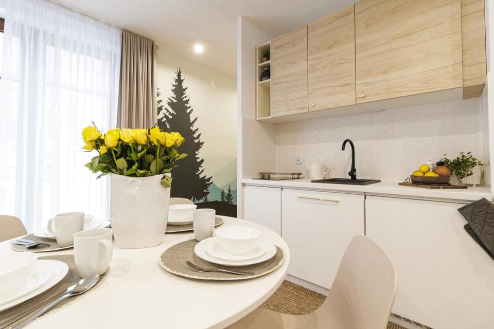 Kitchen or kitchenette, Dining area