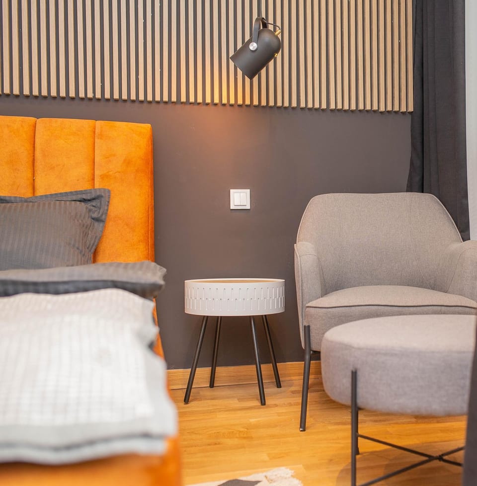 Bed, Seating area