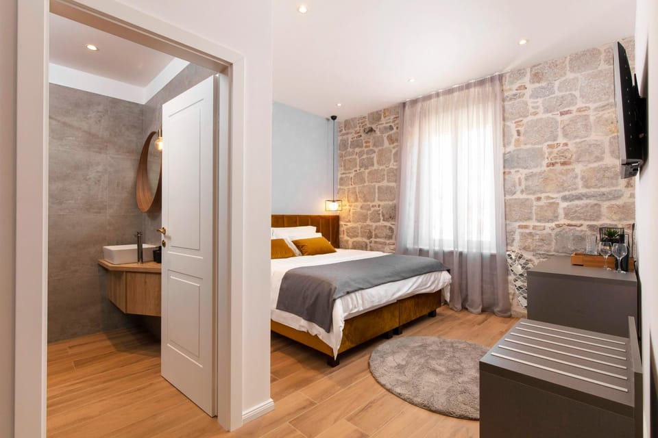 Bed, Bathroom, TV and multimedia