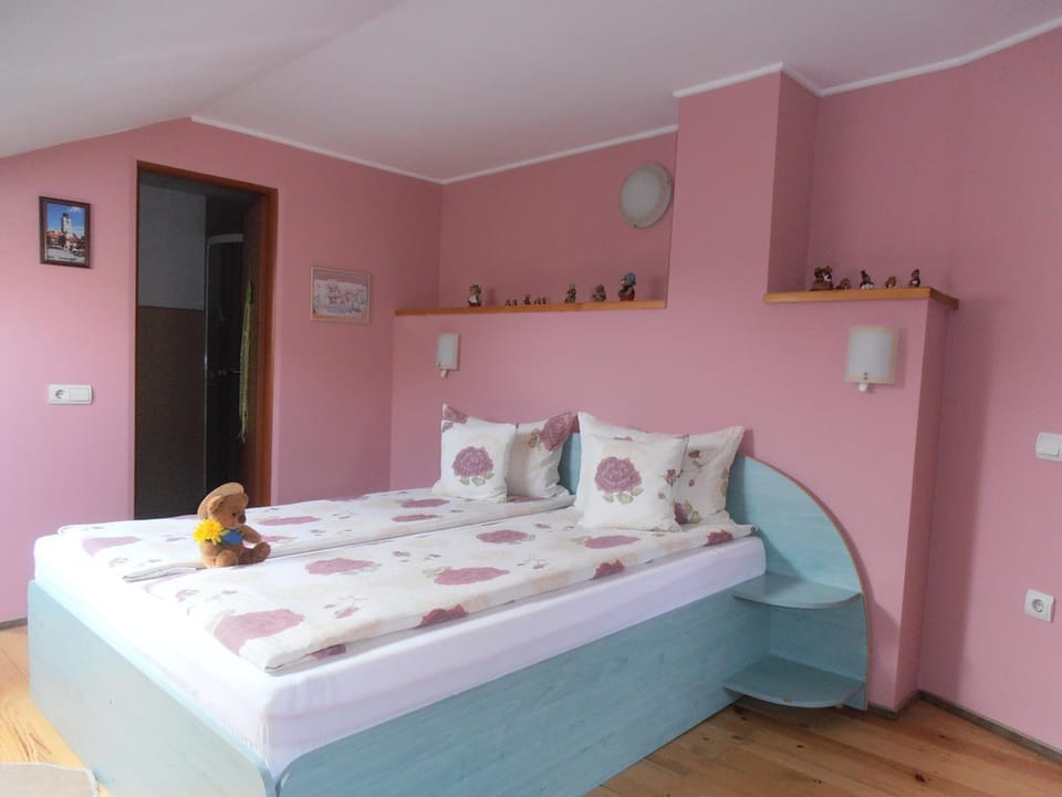 Photo of the whole room, Decorative detail
