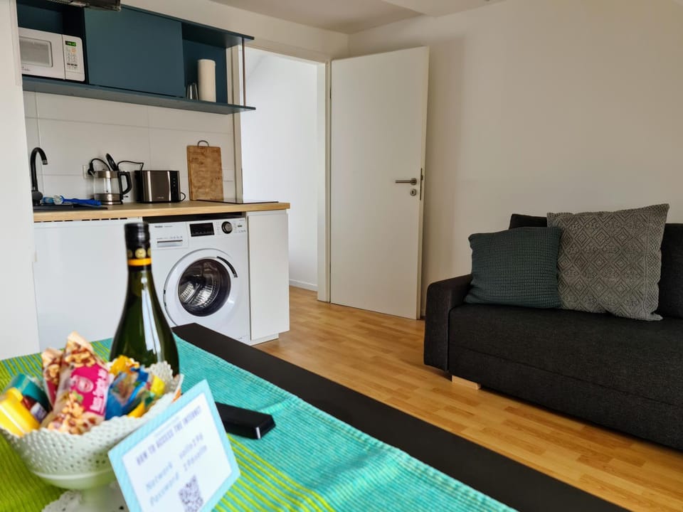 Kitchen or kitchenette, Living room, Seating area, Dining area, Communal kitchen