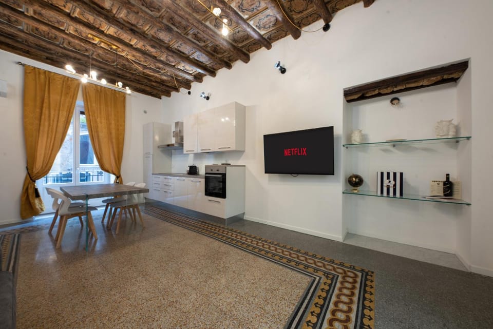 Communal lounge/ TV room, TV and multimedia, Living room, Seating area, Dining area