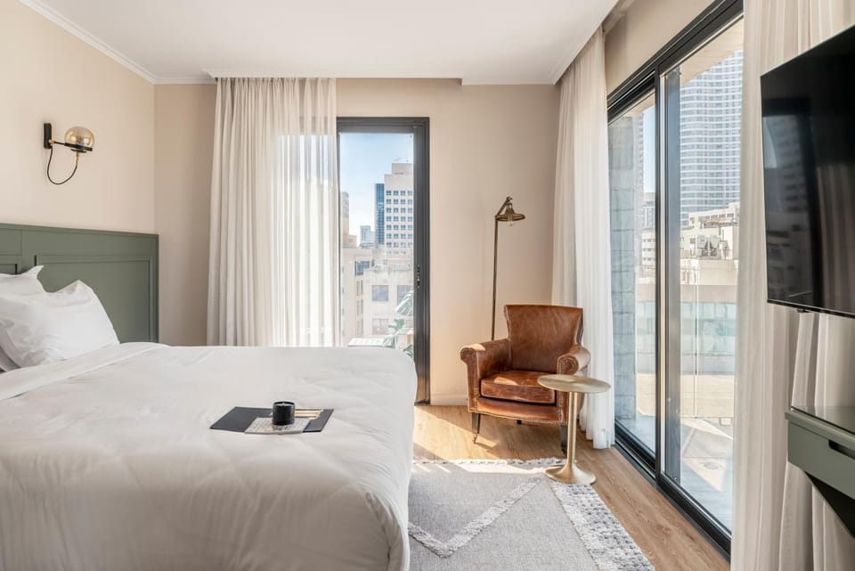 Bed, TV and multimedia, View (from property/room), Seating area, Bedroom