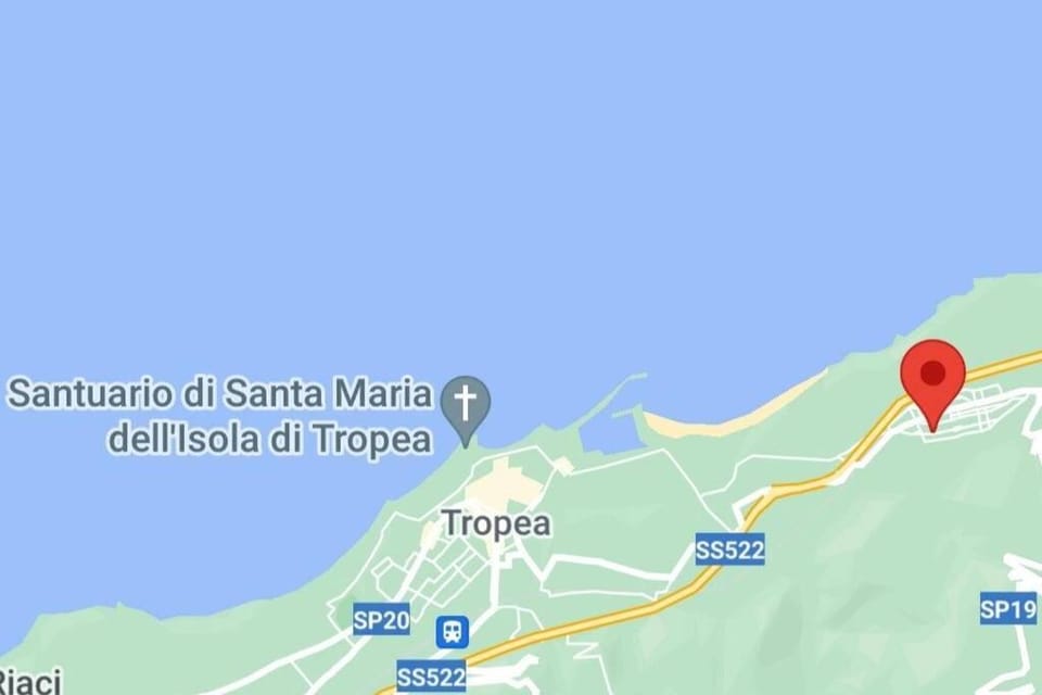 Nearby landmark, Text overlay