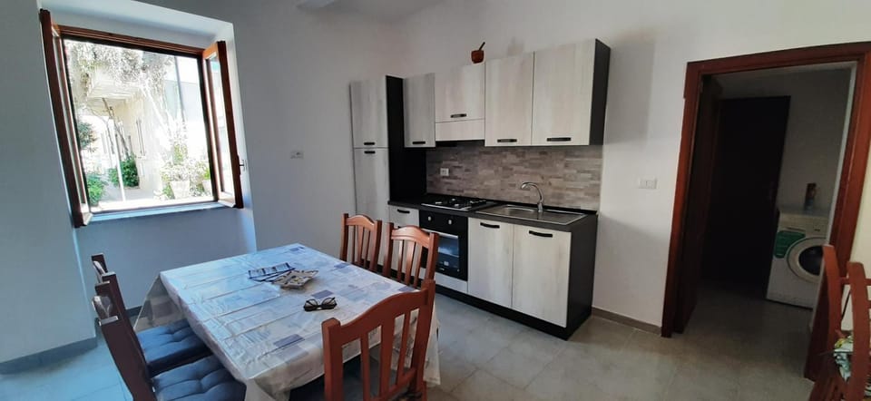 Kitchen or kitchenette, Dining area, oven, pet friendly, stove