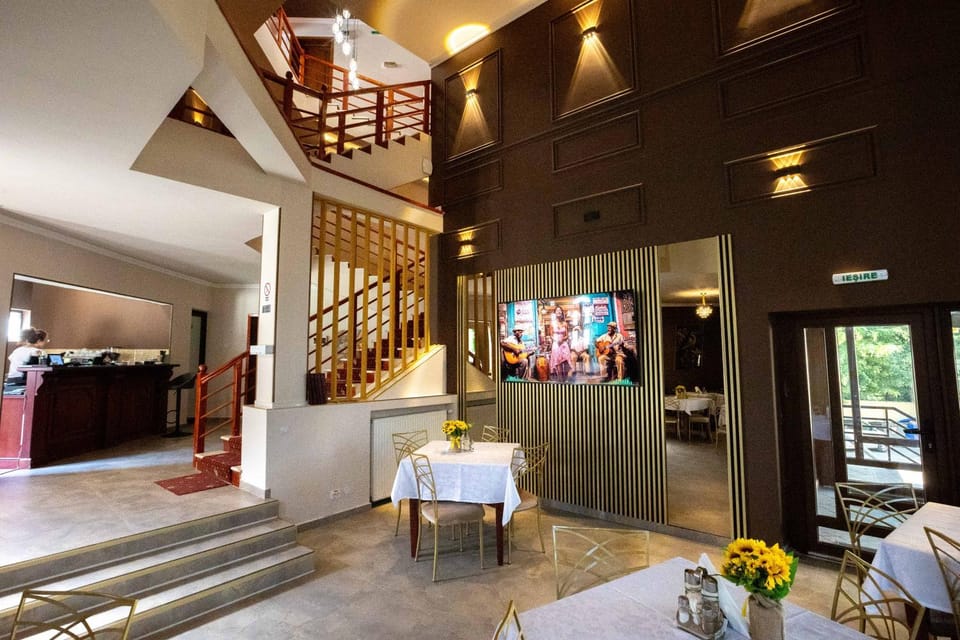 Restaurant/places to eat, Restaurant/places to eat