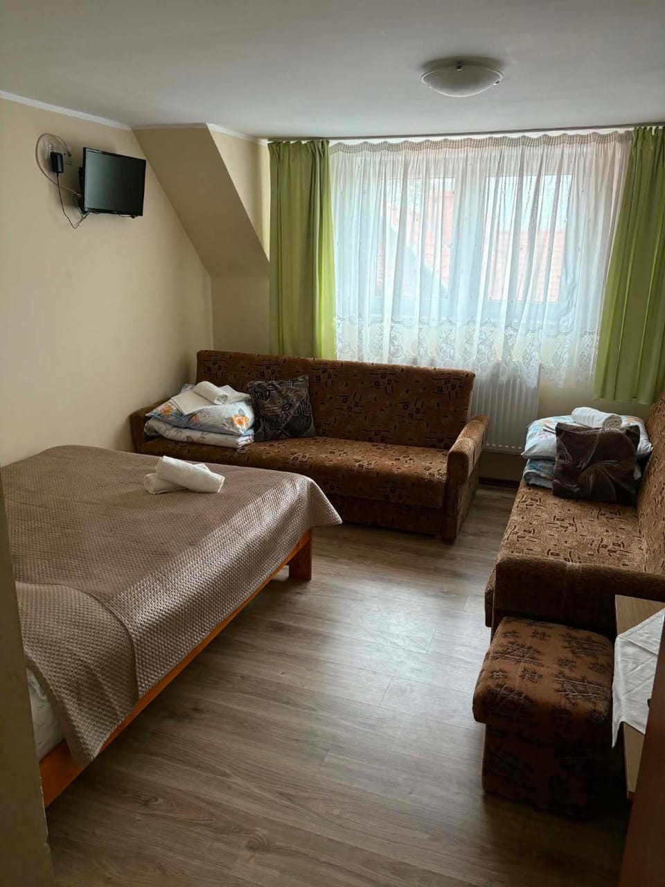 Bed, Seating area