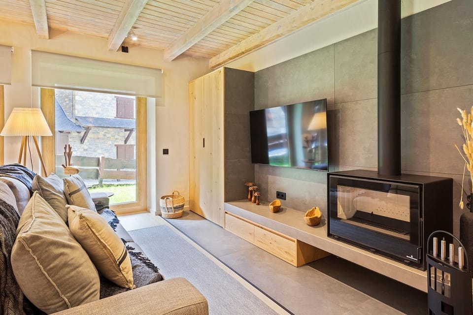 Communal lounge/ TV room, TV and multimedia, Living room, fireplace
