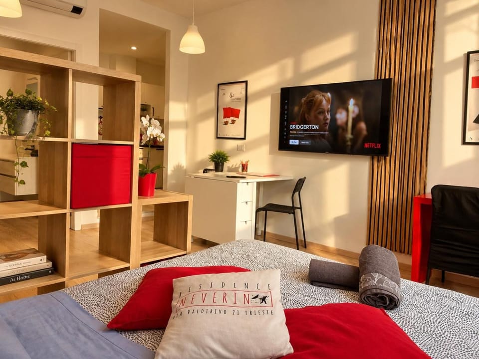 Bed, TV and multimedia, Living room, Photo of the whole room, Seating area, Bedroom