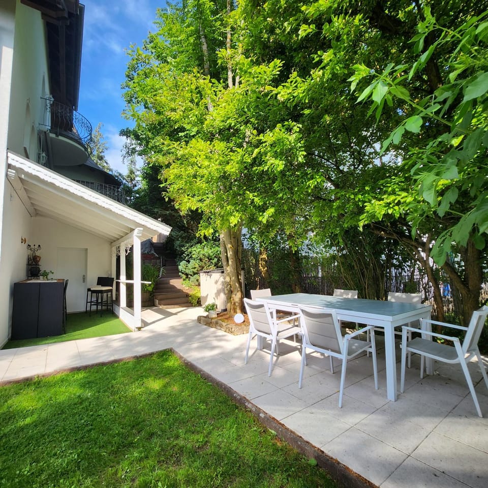 Property building, Patio, Garden, Balcony/Terrace, Seating area, Dining area, Garden view