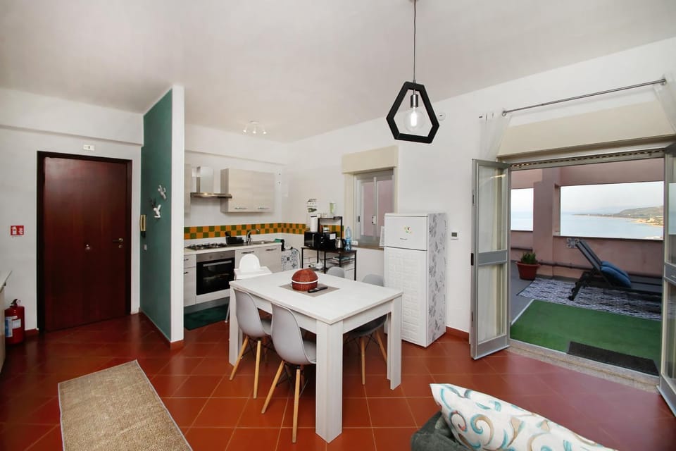 Kitchen or kitchenette, Seating area, Dining area
