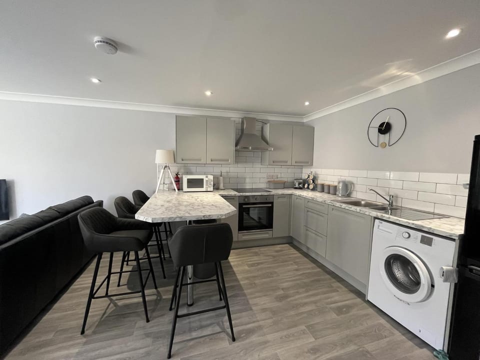 2 Bed Villa Sleeps 4 - Wifi Garden Sea Views Villa in Looe