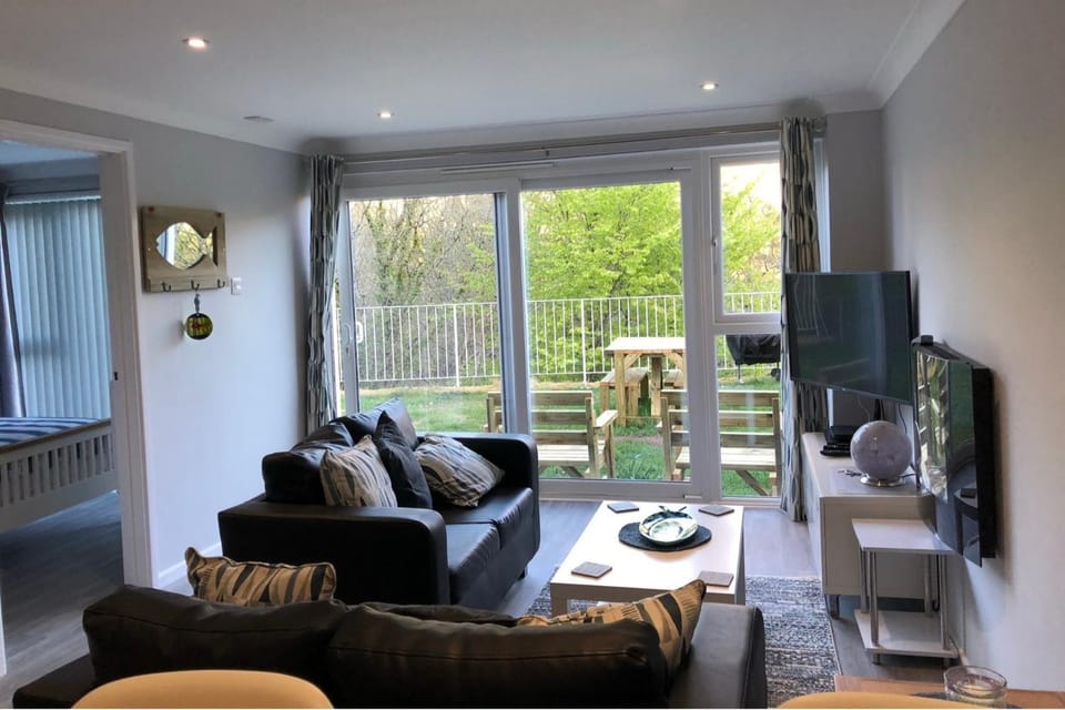 2 Bed Villa Sleeps 4 - Wifi Garden Sea Views Villa in Looe