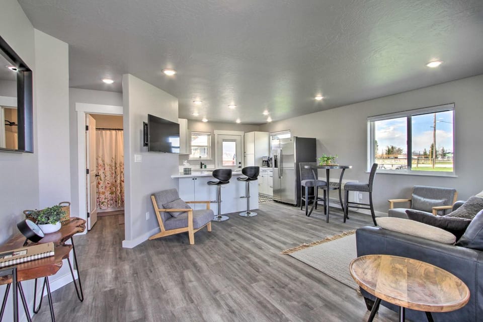 Bright + Modern Augusta Home - Walk to Town! House in Idaho