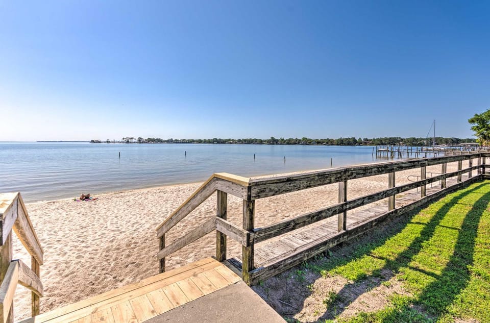 Walk to Beach: Fort Walton Coastal Retreat House in Fort Walton Beach