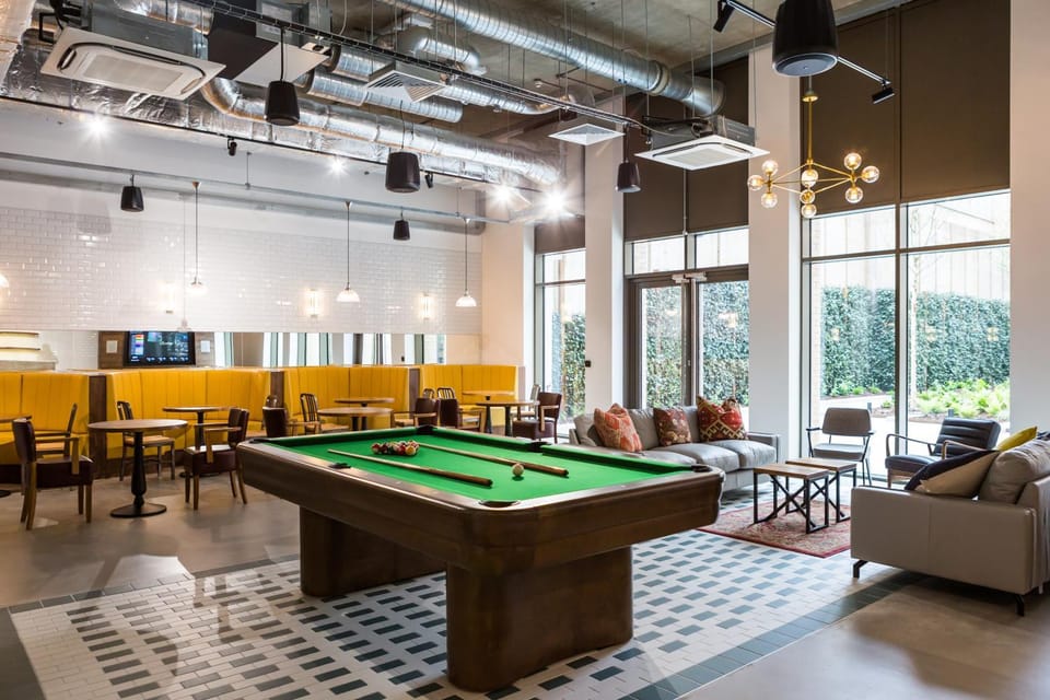 Billiard, Game Room