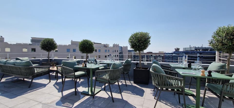 Restaurant/places to eat, Balcony/Terrace, Drinks