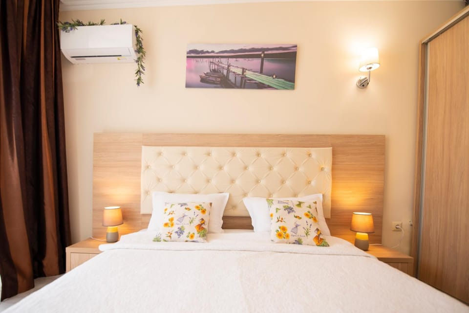 Bed, Photo of the whole room, Bedroom, air conditioner