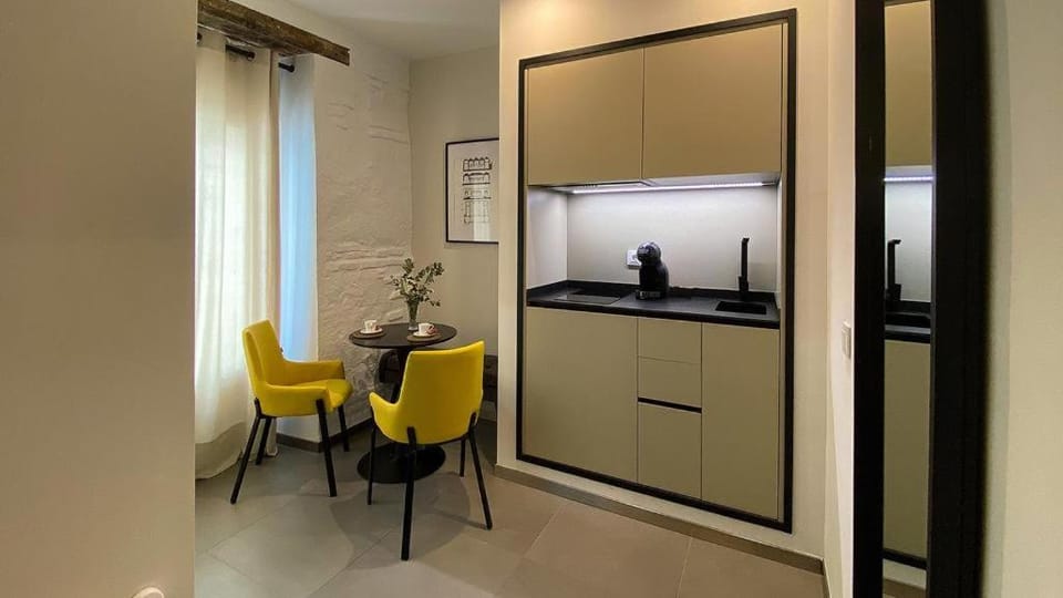 Kitchen or kitchenette, Dining area